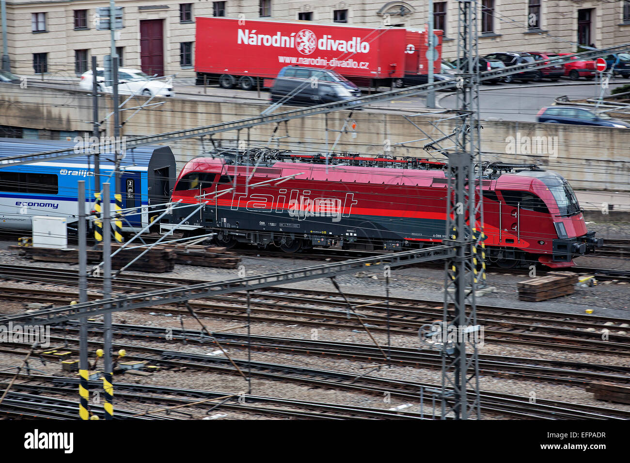 Dalla stazione ferroviaria principale di Praga, Railjet, CD, OBB, Siemens Taurus, treno Foto Stock