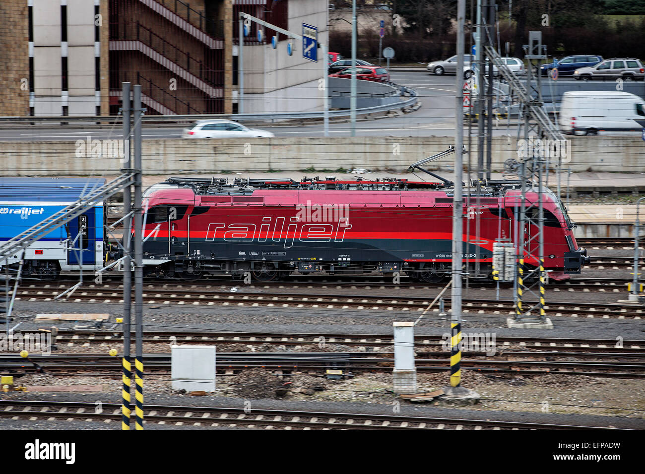 Dalla stazione ferroviaria principale di Praga, Railjet, CD, OBB, Siemens Taurus, treno Foto Stock