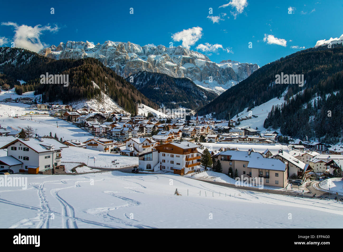 Vista invernale a Selva di Val Gardena con il massiccio del Sella dietro, Dolomiti, Alto Adige - Alto Adige, Italia Foto Stock