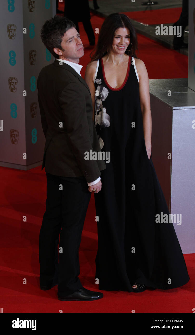 Londra, UK, 8 Febbraio 2015: Sara Macdonald e Noel Gallagher frequentare l'EE British Academy Film Awards presso la Royal Opera Ho Foto Stock