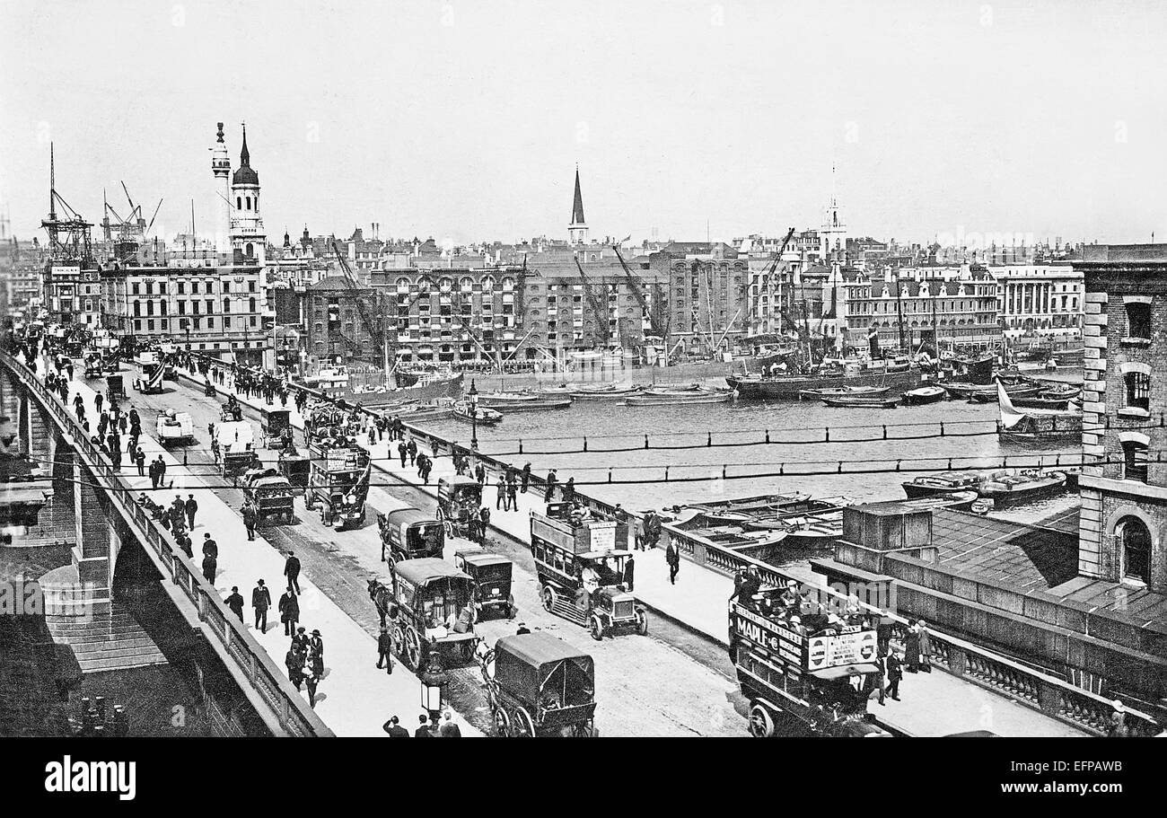 Vista del London Bridge e del Tamigi dalla sponda sud degli anni '1900 Foto Stock