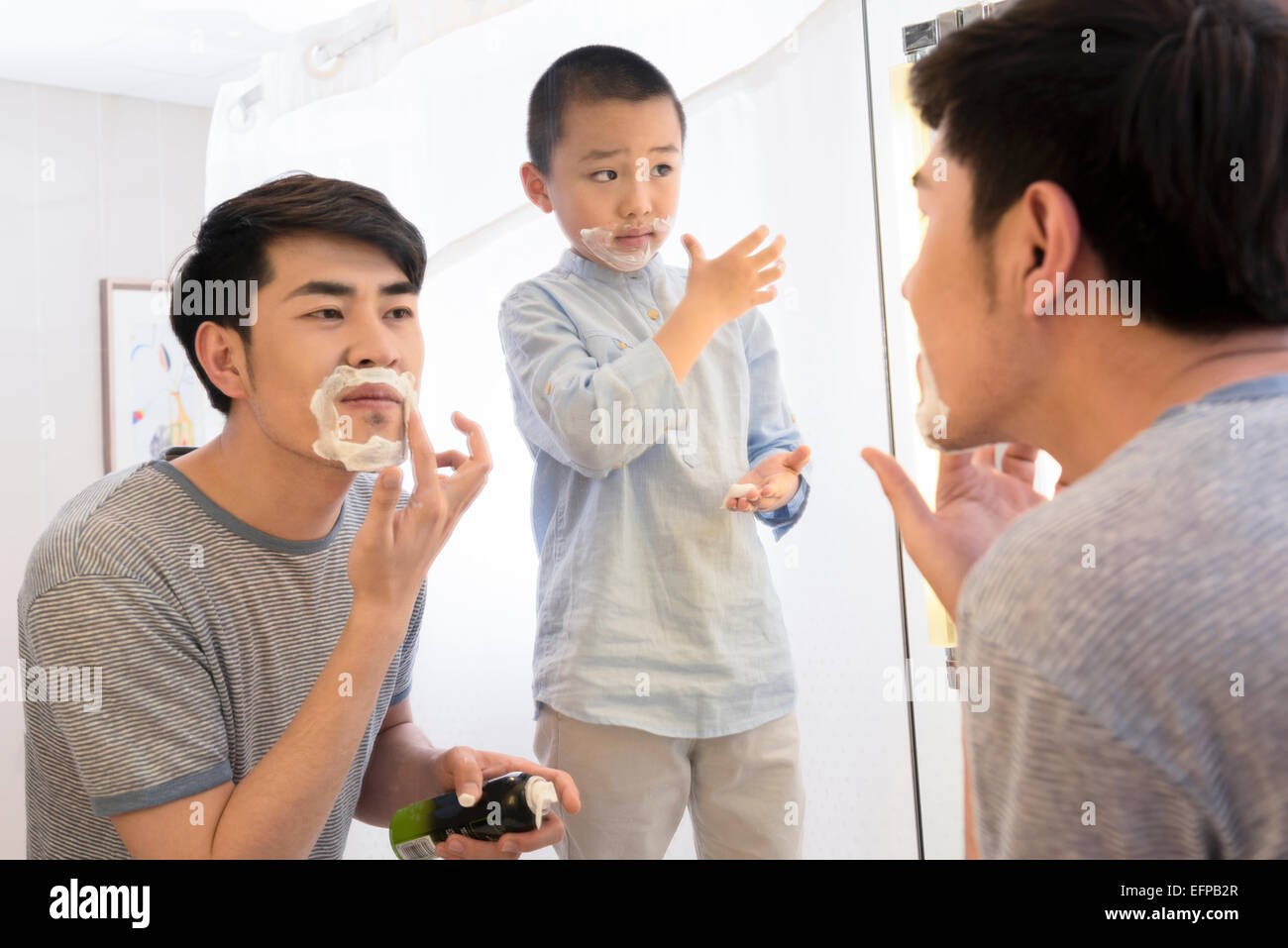 Padre e figlio la rasatura Foto Stock