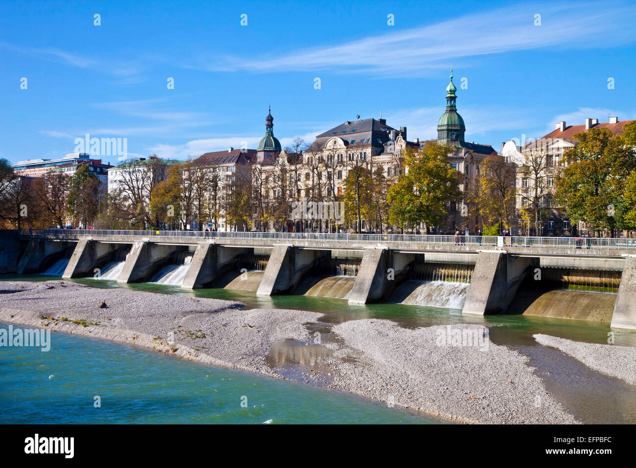 Monaco di Baviera, Isar beach, argini e vista panoramica della città Foto Stock