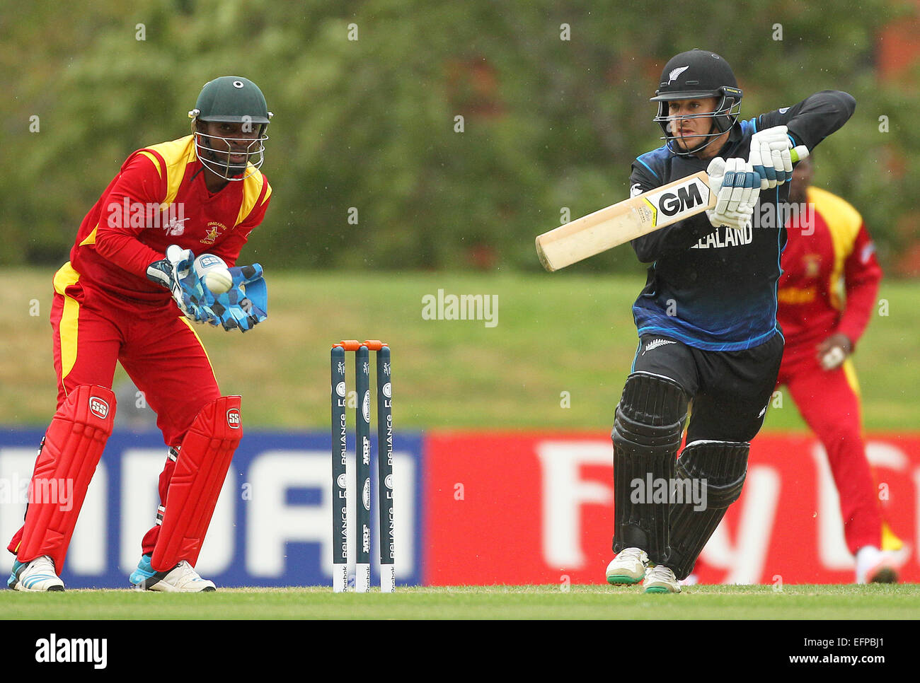 Lincoln, Nuova Zelanda. 09Feb, 2015. Coppa del Mondo di Warm Up. Nathan McCullum della Nuova Zelanda batting con Regis Chakabva a wicket keeper durante l'ICC Cricket World Cup warm up gioco tra la Nuova Zelanda v dello Zimbabwe. Credito: Azione Sport Plus/Alamy Live News Foto Stock