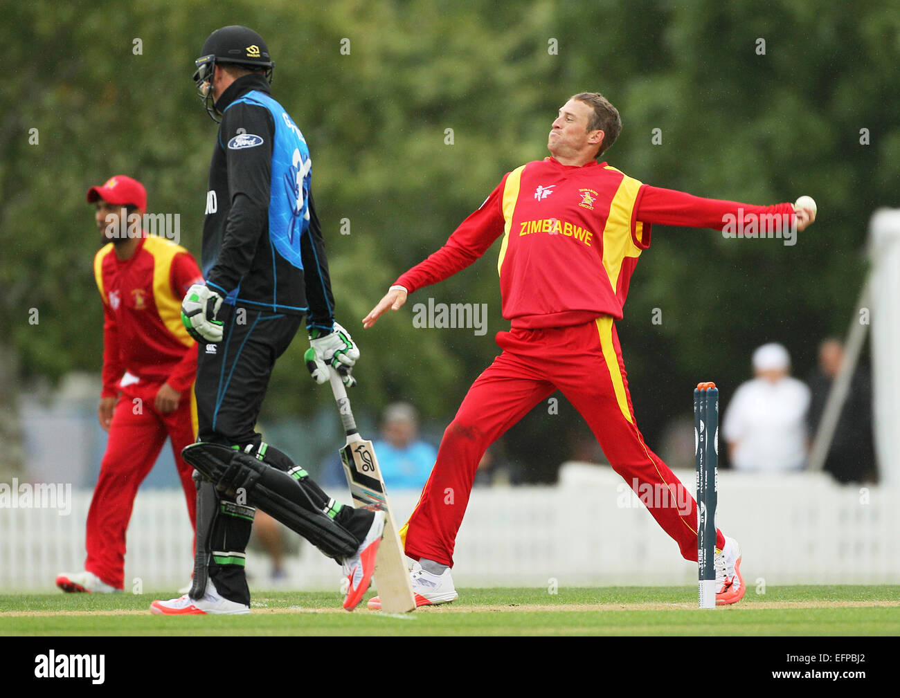 Lincoln, Nuova Zelanda. 09Feb, 2015. Coppa del Mondo di Warm Up. Sean Williams dello Zimbabwe bowling durante l'ICC Cricket World Cup warm up gioco tra la Nuova Zelanda v dello Zimbabwe. Credito: Azione Sport Plus/Alamy Live News Foto Stock