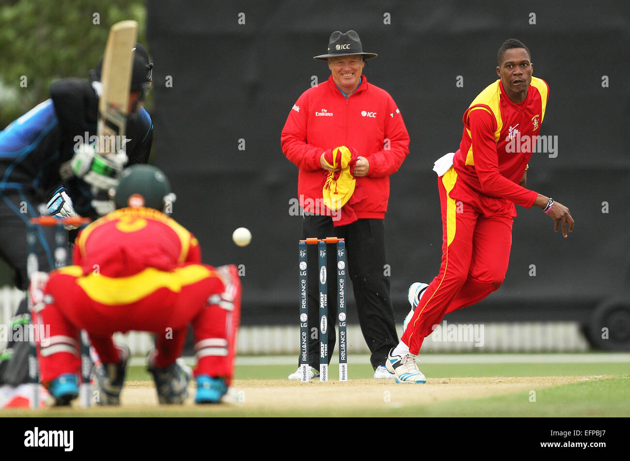 Lincoln, Nuova Zelanda. 09Feb, 2015. Coppa del Mondo di Warm Up. Tafadzwa Kamungozi dello Zimbabwe è il bowling durante l'ICC Cricket World Cup warm up gioco tra la Nuova Zelanda v dello Zimbabwe. Credito: Azione Sport Plus/Alamy Live News Foto Stock