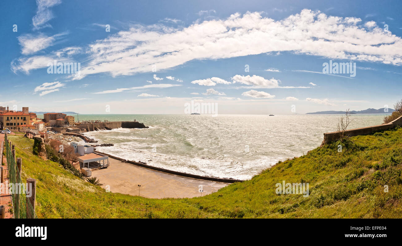 Vista del mare, le coste e la città di Piombino, Toscana - Italia Foto Stock