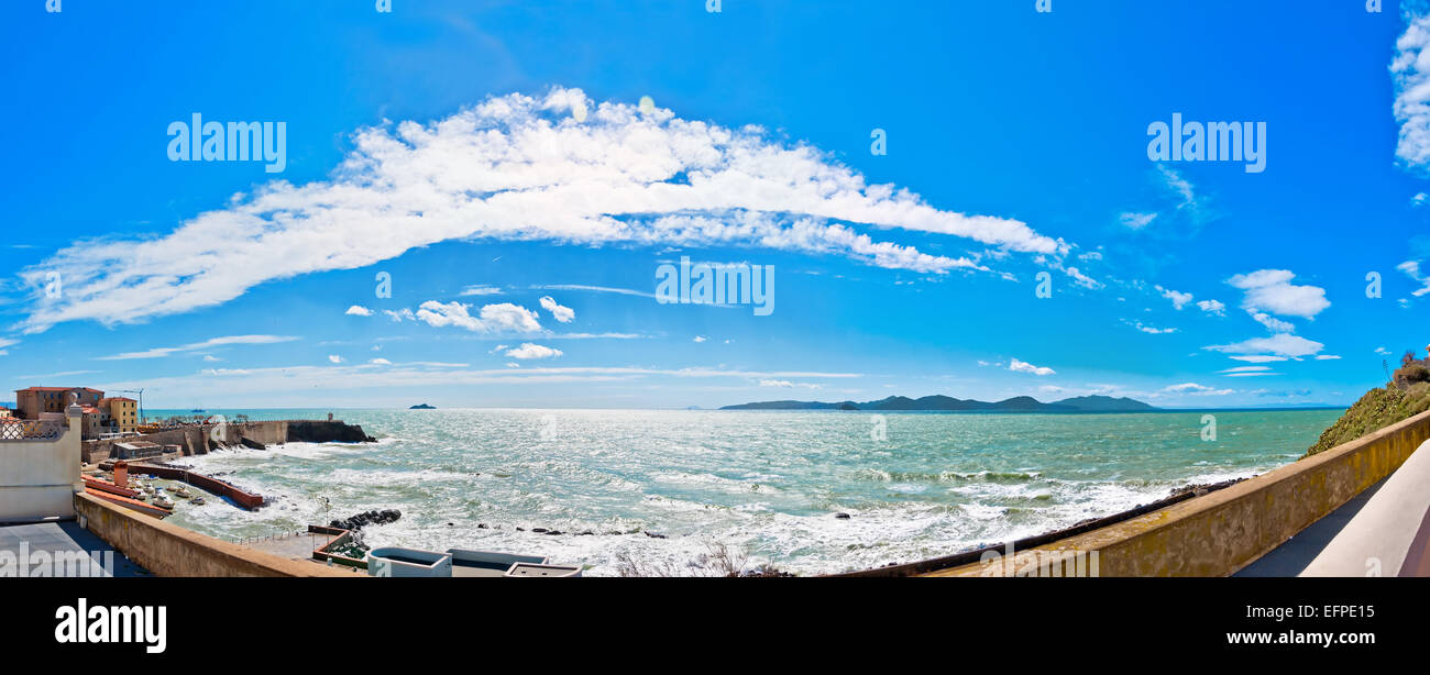 Vista del mare, le coste e la città di Piombino, Toscana - Italia Foto Stock