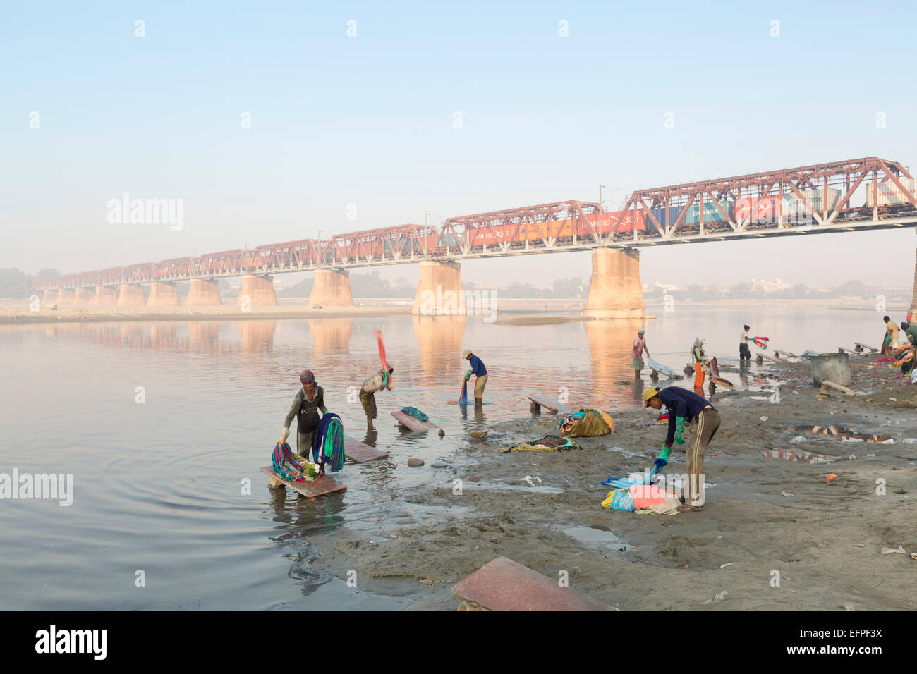 Dhobi lavando vestiti al Dhobi ghats sul fiume Yamuna, Agra, Uttar Pradesh, India, Asia Foto Stock