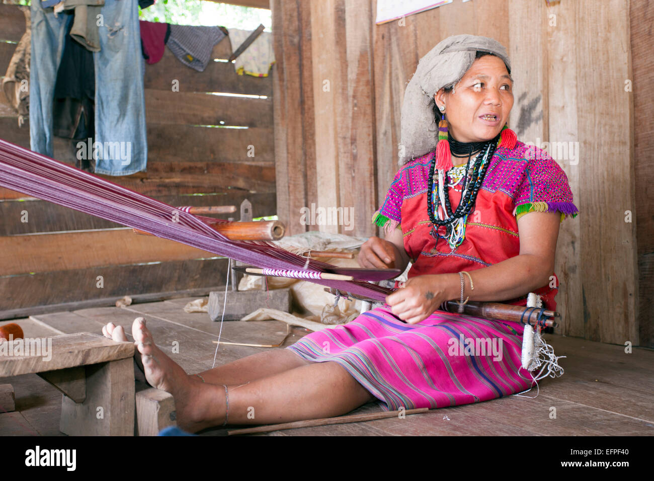 Un abitante di Karen tessitura di tessuti tradizionali, Chiang Mai, Thailandia, Sud-est asiatico, in Asia Foto Stock