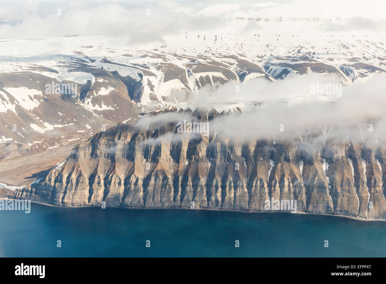 Vista aerea di montagne, ghiacciai e campi di ghiaccio sulla costa occidentale di Spitsbergen, Svalbard, Norvegia Foto Stock