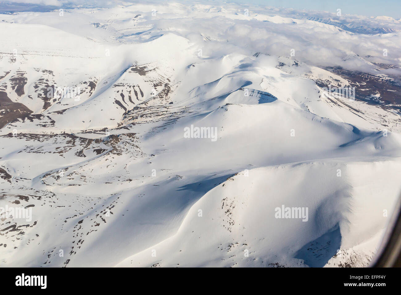 Vista aerea di montagne, ghiacciai e campi di ghiaccio sulla costa occidentale di Spitsbergen, Svalbard, Norvegia Foto Stock