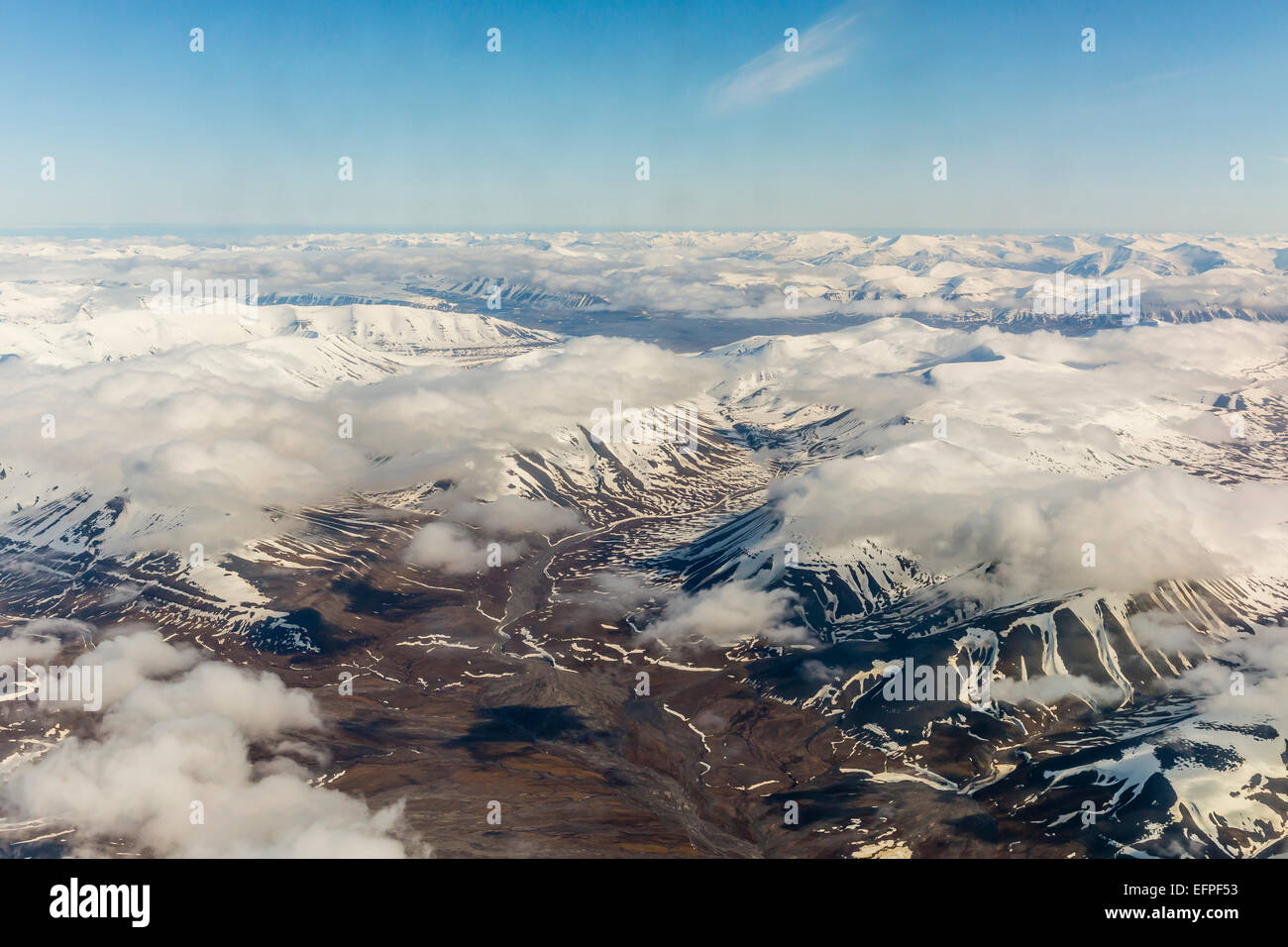 Vista aerea di montagne, ghiacciai e campi di ghiaccio sulla costa occidentale di Spitsbergen, Svalbard, Norvegia Foto Stock