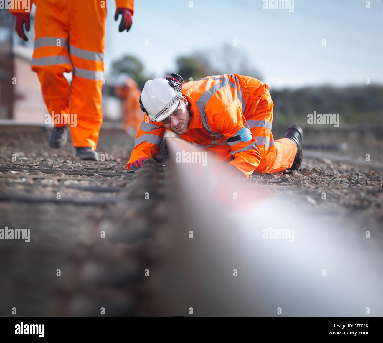 Manutenzione ferroviaria lavoratori ispezione via Foto Stock