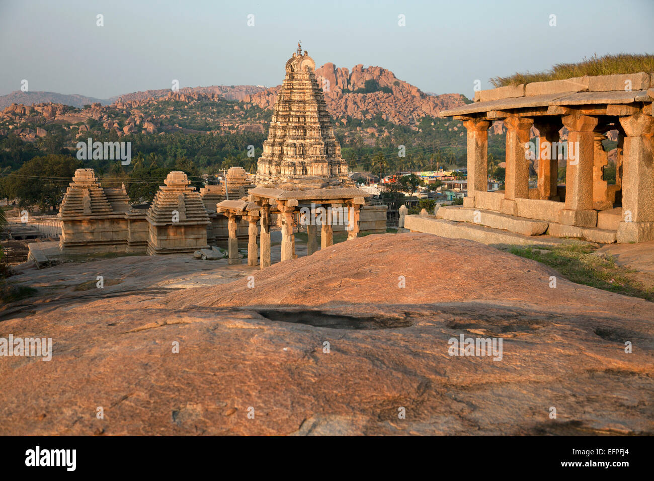 Tempio Virupaksha Gopuram visto dalla collina Hermakuta in Hampi, Karnataka, India, Asia Foto Stock