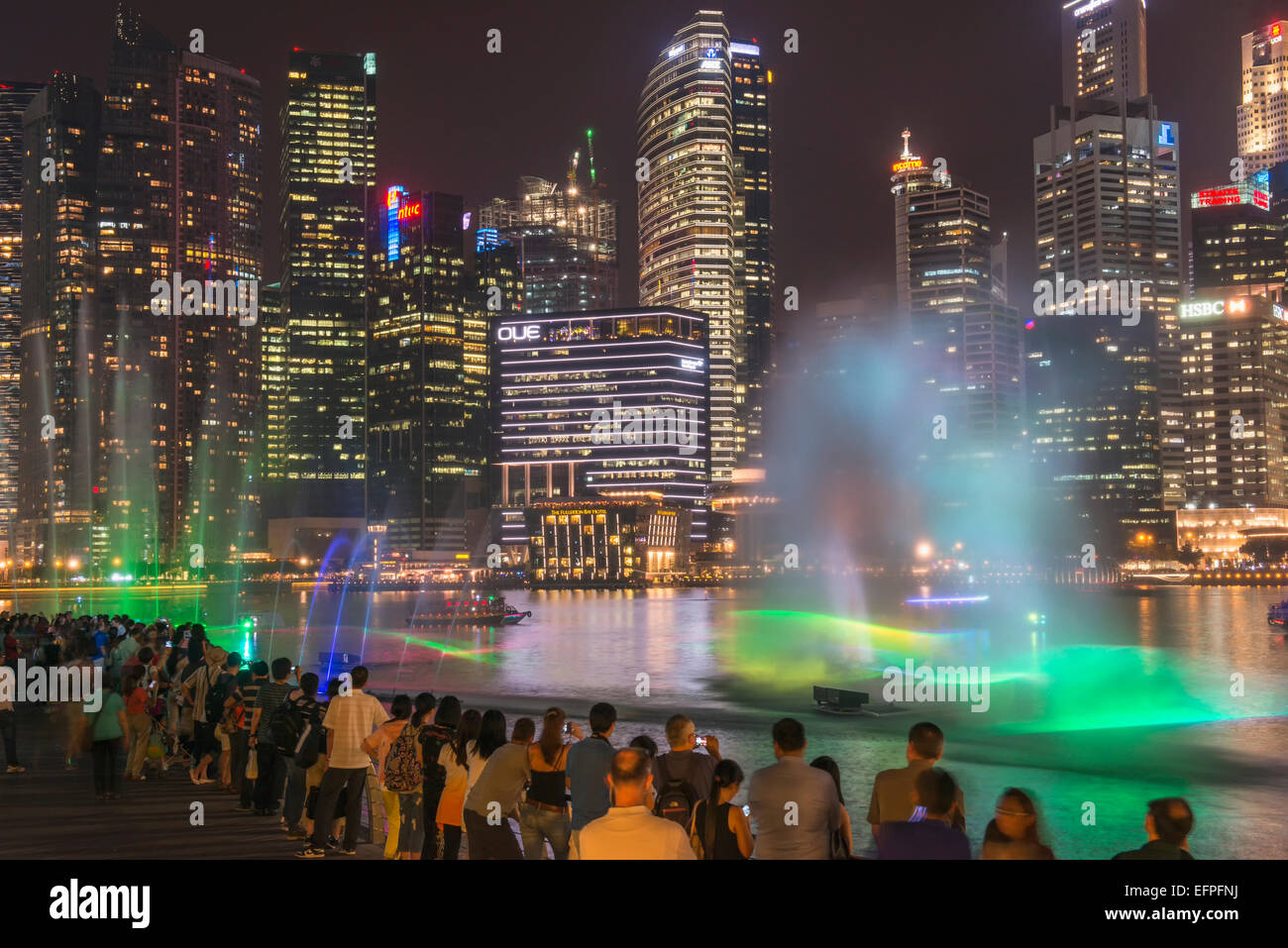 Spettacolo di luci nella parte anteriore del centro di quartiere finanziario centrale di notte, Singapore, Sud-est asiatico, in Asia Foto Stock