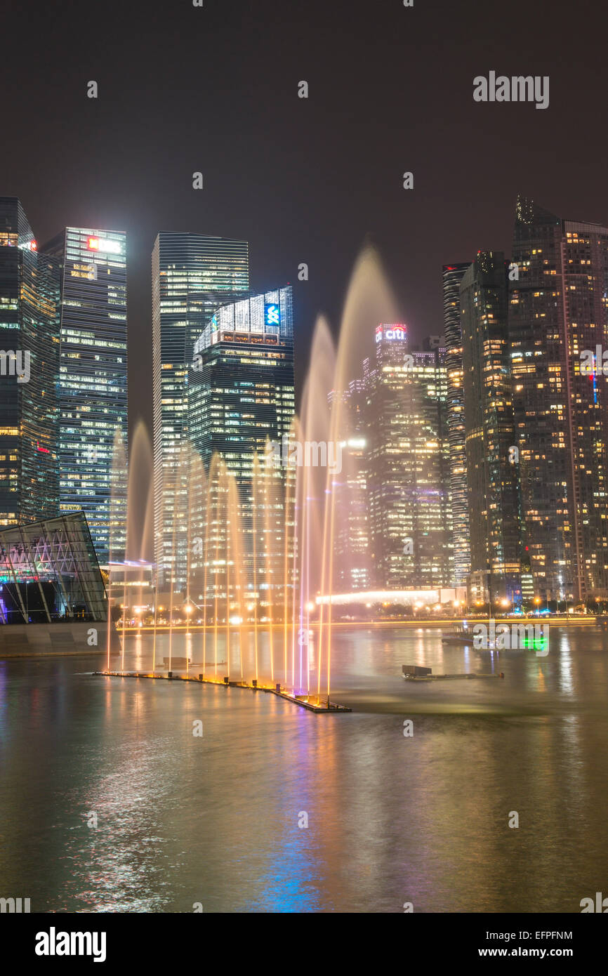 Spettacolo di luci nella parte anteriore del centro di quartiere finanziario centrale di notte, Singapore, Sud-est asiatico, in Asia Foto Stock