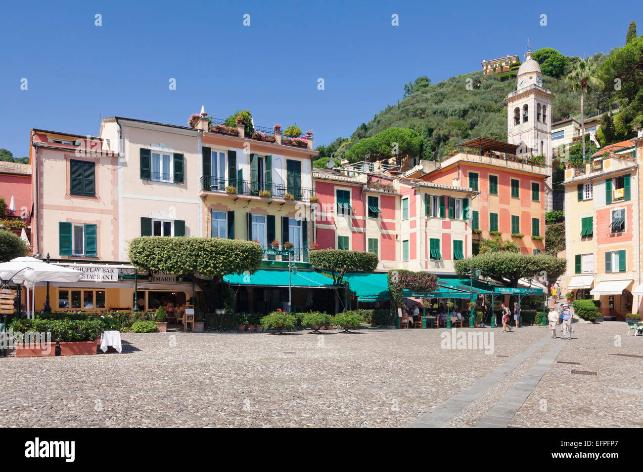 Caffè e ristoranti sulla piazza del mercato, Portofino Riviera di Levante, Provincia di Genova, Liguria, Italia, Europa Foto Stock