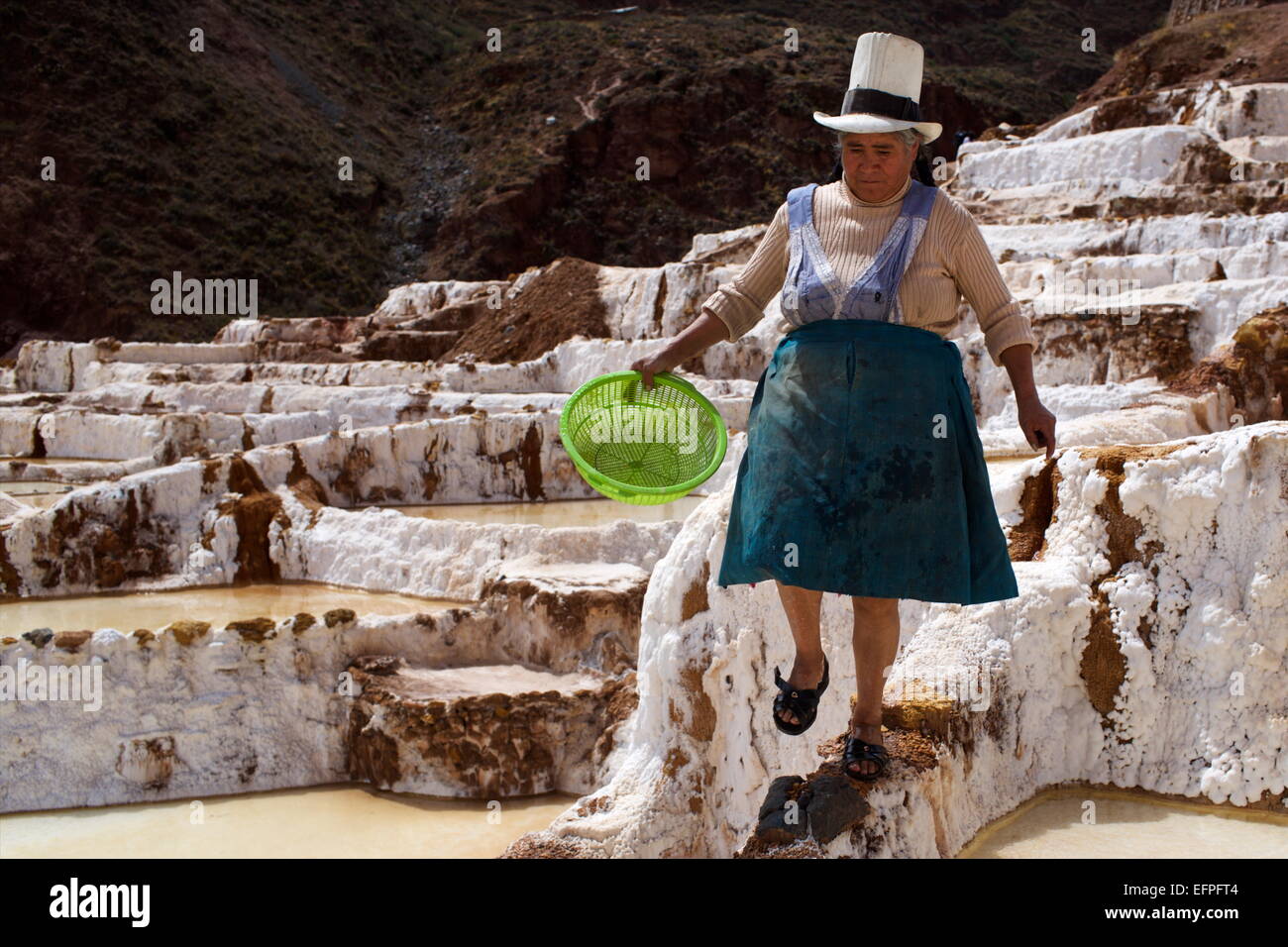 Le persone che lavorano in Salinas de Maras, Valle Sacra, Perù, Sud America Foto Stock