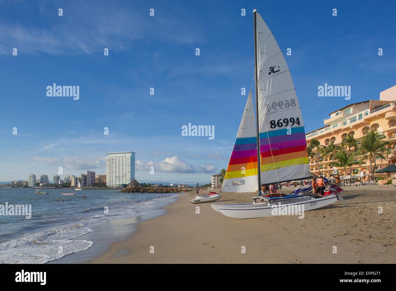 Scena di spiaggia e catamarano, Puerto Vallarta, Jalisco, Messico, America del Nord Foto Stock