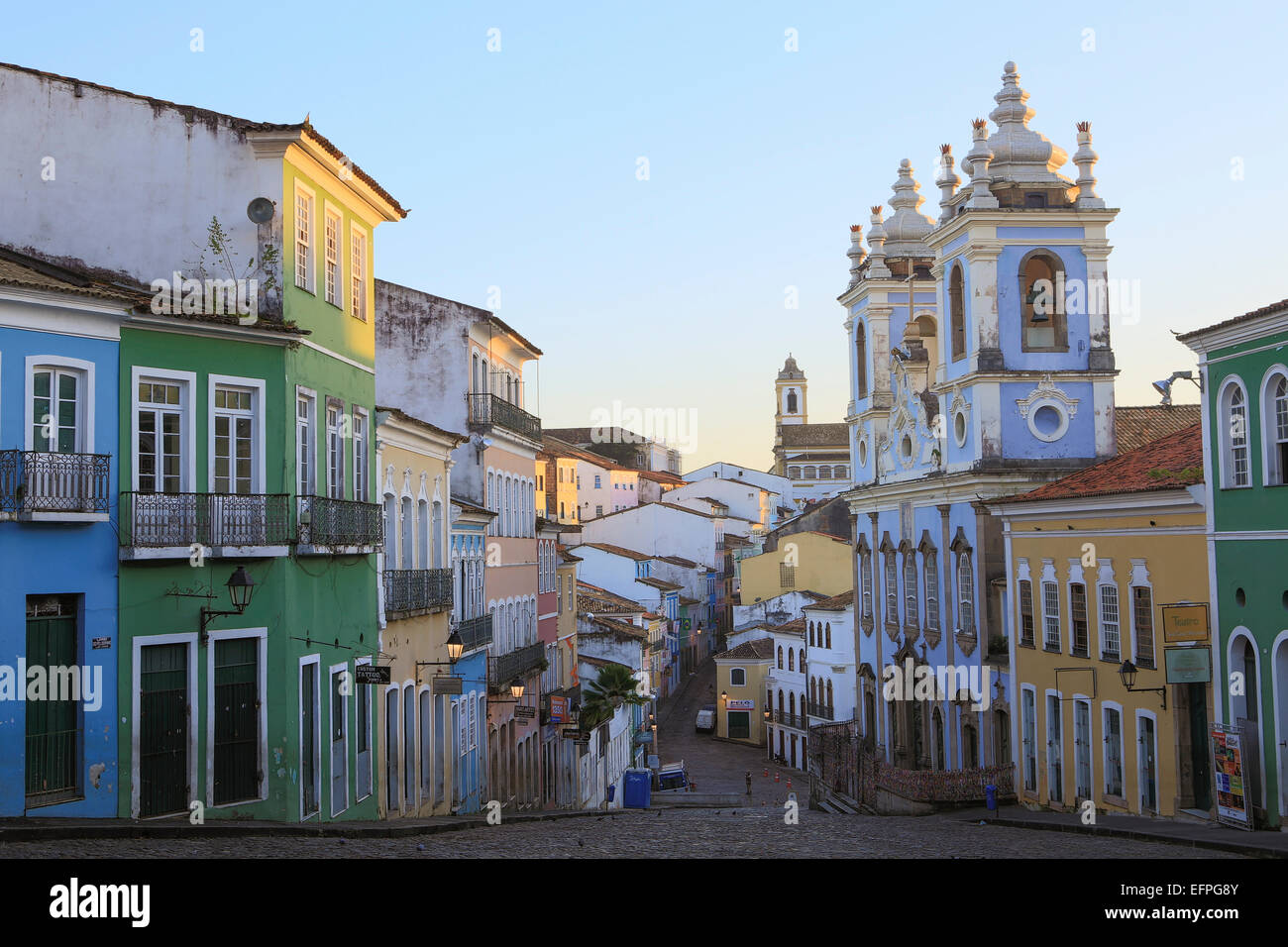 Pelourinho in centro città con la nostra signora del Roasary della gente nera, UNESCO, Salvador de Bahia Bahia, Brasile Foto Stock