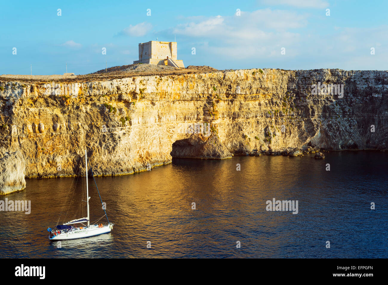 In cima alla scogliera torre di guardia, isola di Comino e Malta, Mediterraneo, Europa Foto Stock