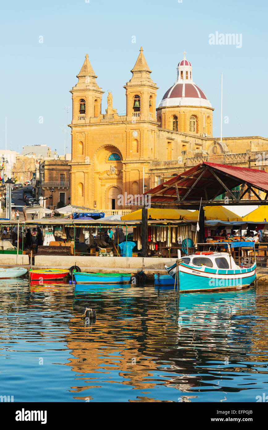 La Chiesa di Nostra Signora di Pompei (Marsaxlokk chiesa), il porto di Marsaxlokk, Malta, Mediterraneo, Europa Foto Stock