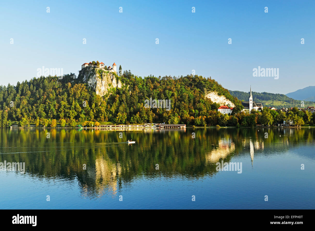 Il castello di Bled, il lago di Bled (Blejsko jezero), di Bled e sulle Alpi Giulie, Slovenia, Europa Foto Stock
