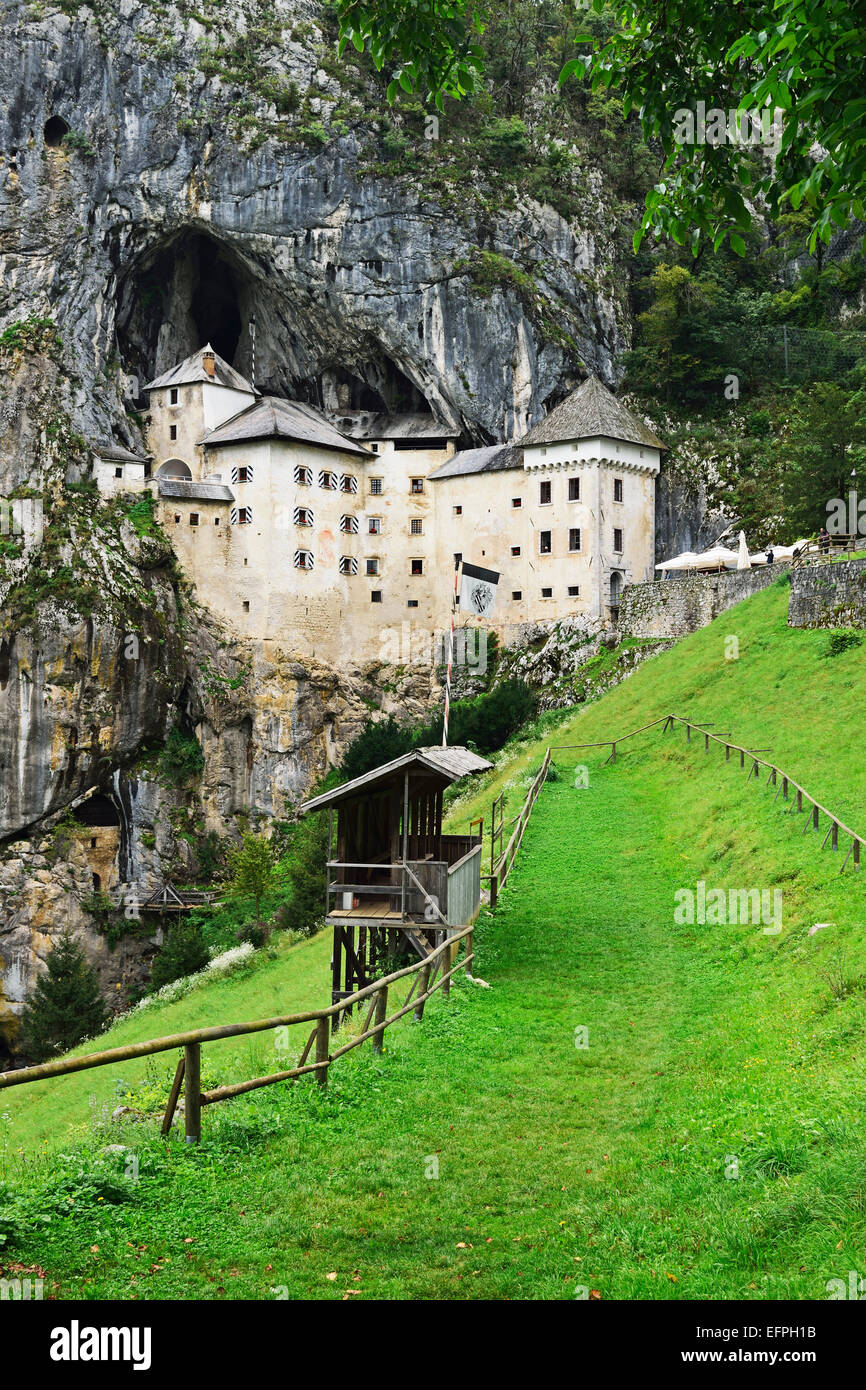 Il Castello di Predjama (Predjamski grad), Predjama, Slovenia, Europa Foto Stock