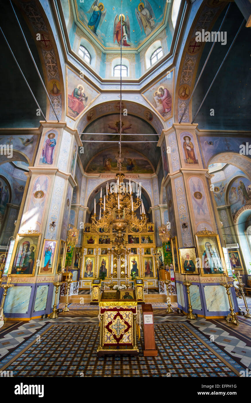 All'interno della chiesa russo-ortodossa edificio nel centro della capitale Comrat repubblica di Gagauzia, Moldavia Foto Stock