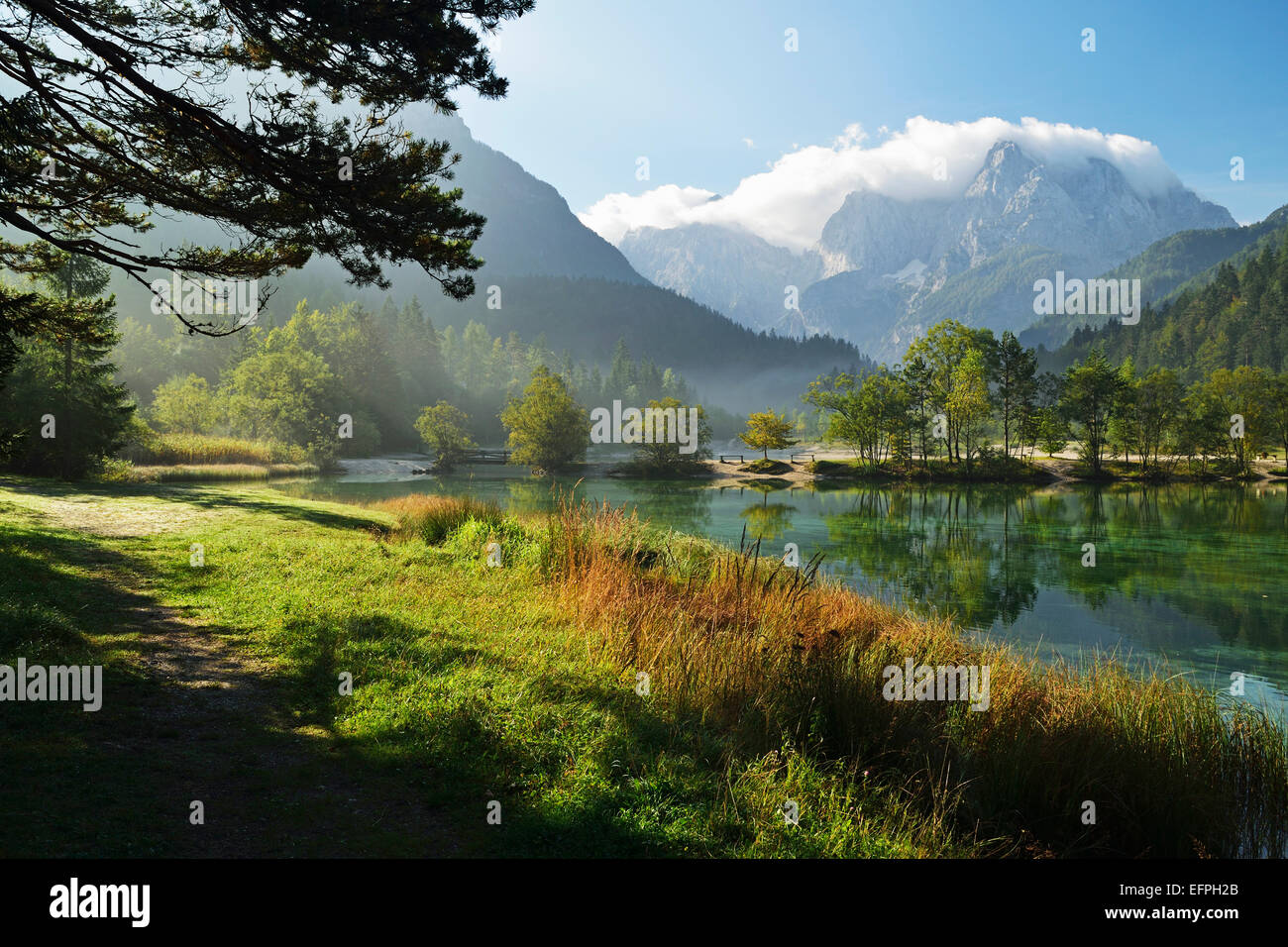 Il lago di Jasna e Alpi Giulie, Kranjska Gora, Slovenia, Europa Foto Stock