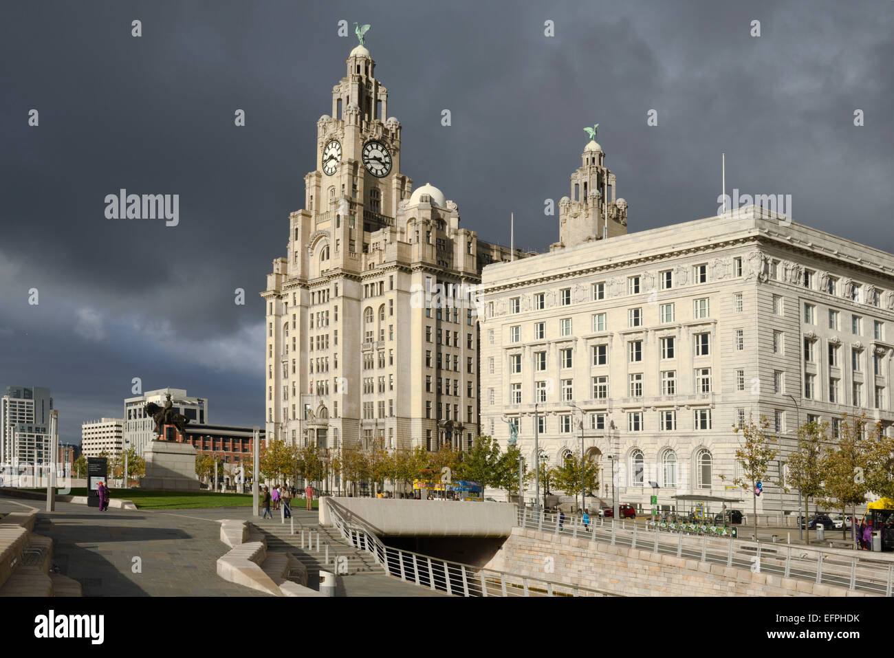 Il Royal Liver Building e la Cunard Building, Pier Head, Sito Patrimonio Mondiale dell'UNESCO, Liverpool, Merseyside England, Regno Unito Foto Stock