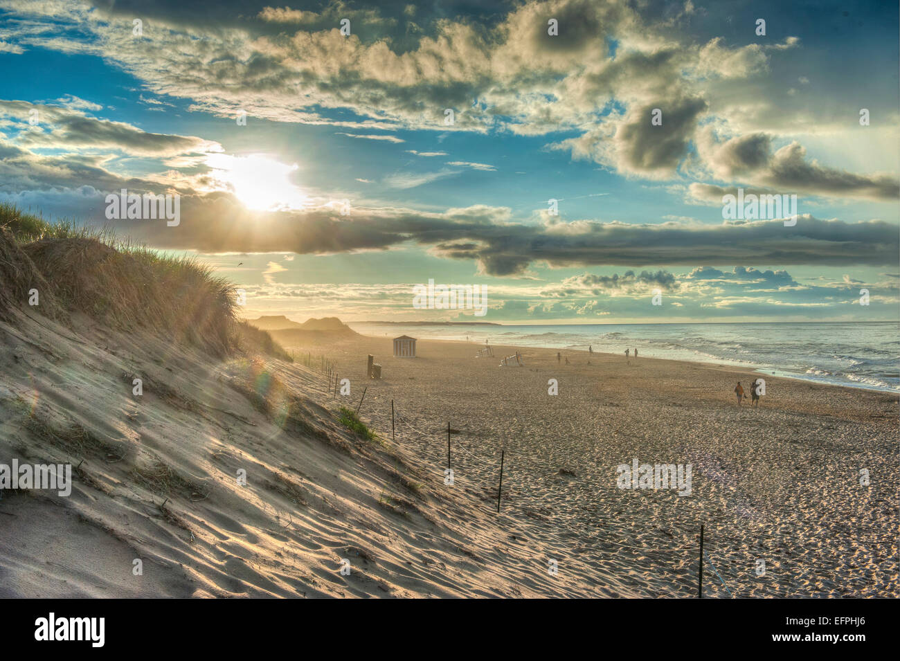 La retroilluminazione della lunga spiaggia di sabbia nel Prince Edward Island National Park, Prince Edward Island, Canada, America del Nord Foto Stock