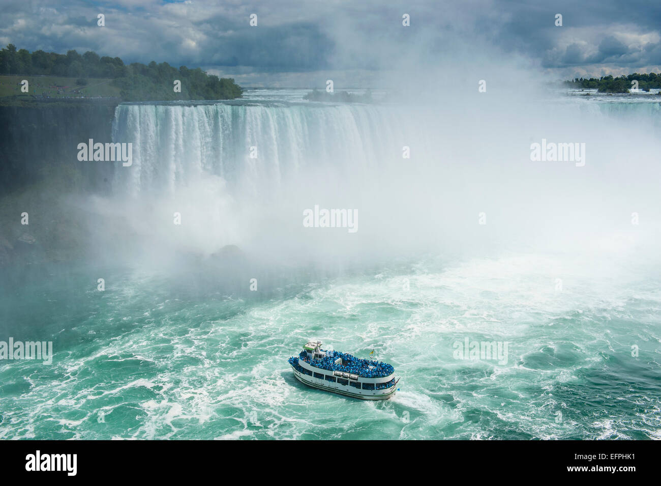 Imbarcazione turistica nella nebbia di cascate Horseshoe (Canadian Falls), Niagara Falls, Ontario, Canada, America del Nord Foto Stock