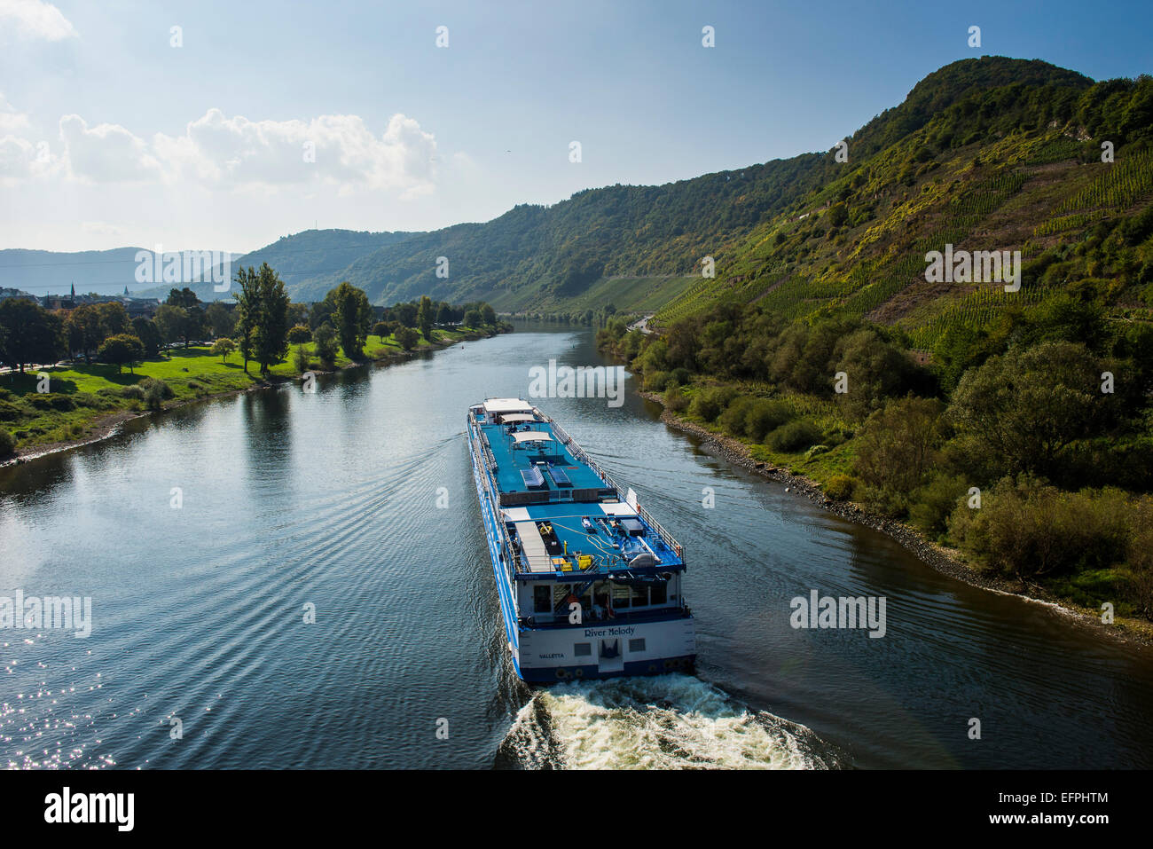 La nave di crociera sul Fiume Mosella passando Beilstein, Valle della Mosella, Renania-Palatinato, Germania, Europa Foto Stock