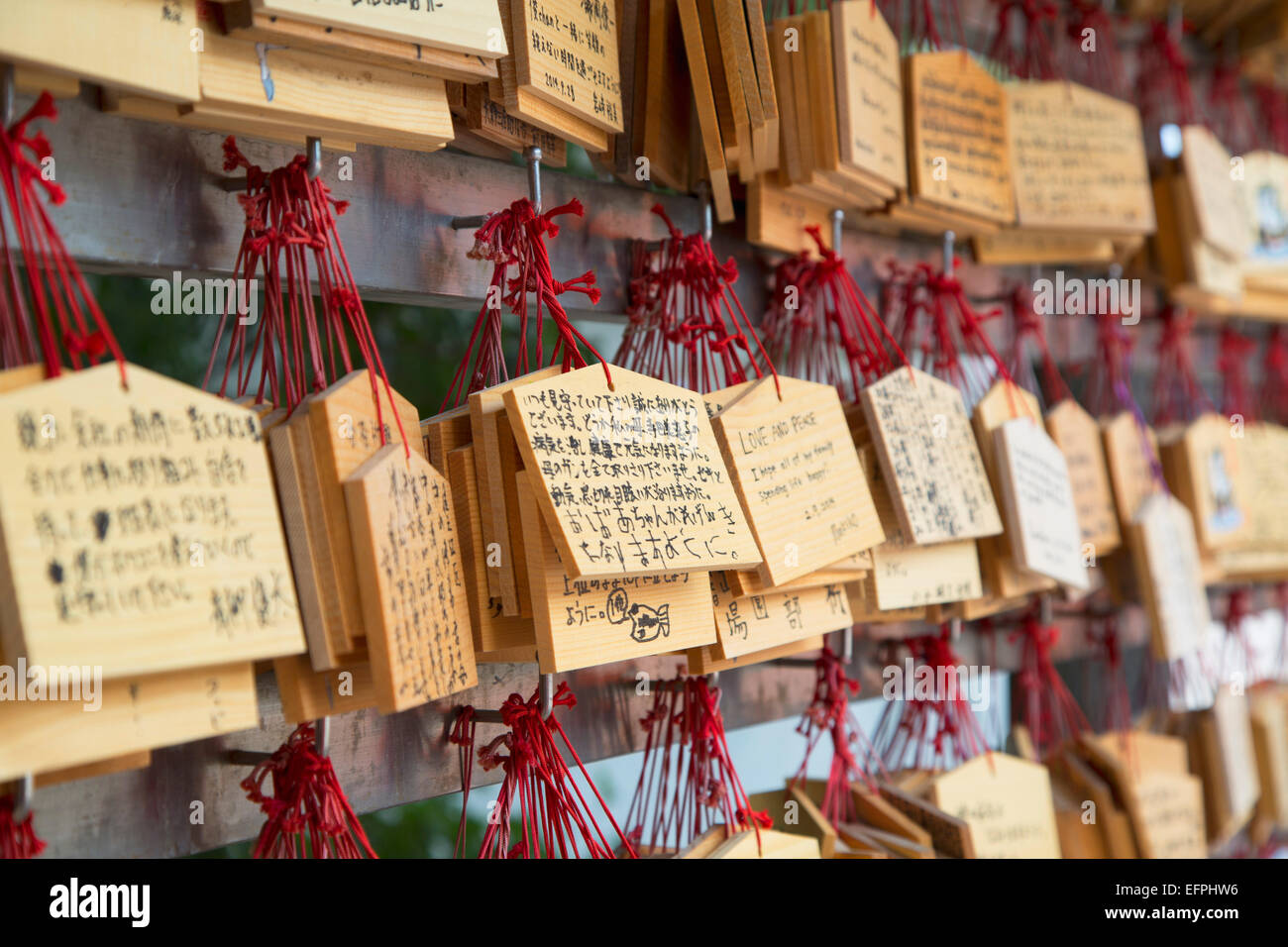 Ema (schede di preghiera) al sacrario scintoista di Sumiyoshi Taisha, Osaka Kansai, Giappone, Asia Foto Stock
