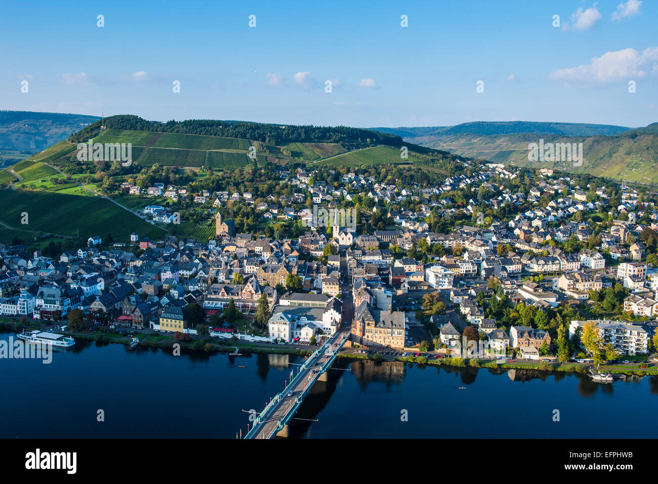 Vista su Traben-Trabach e il fiume Moselle, Valle della Mosella, Renania-Palatinato, Germania, Europa Foto Stock
