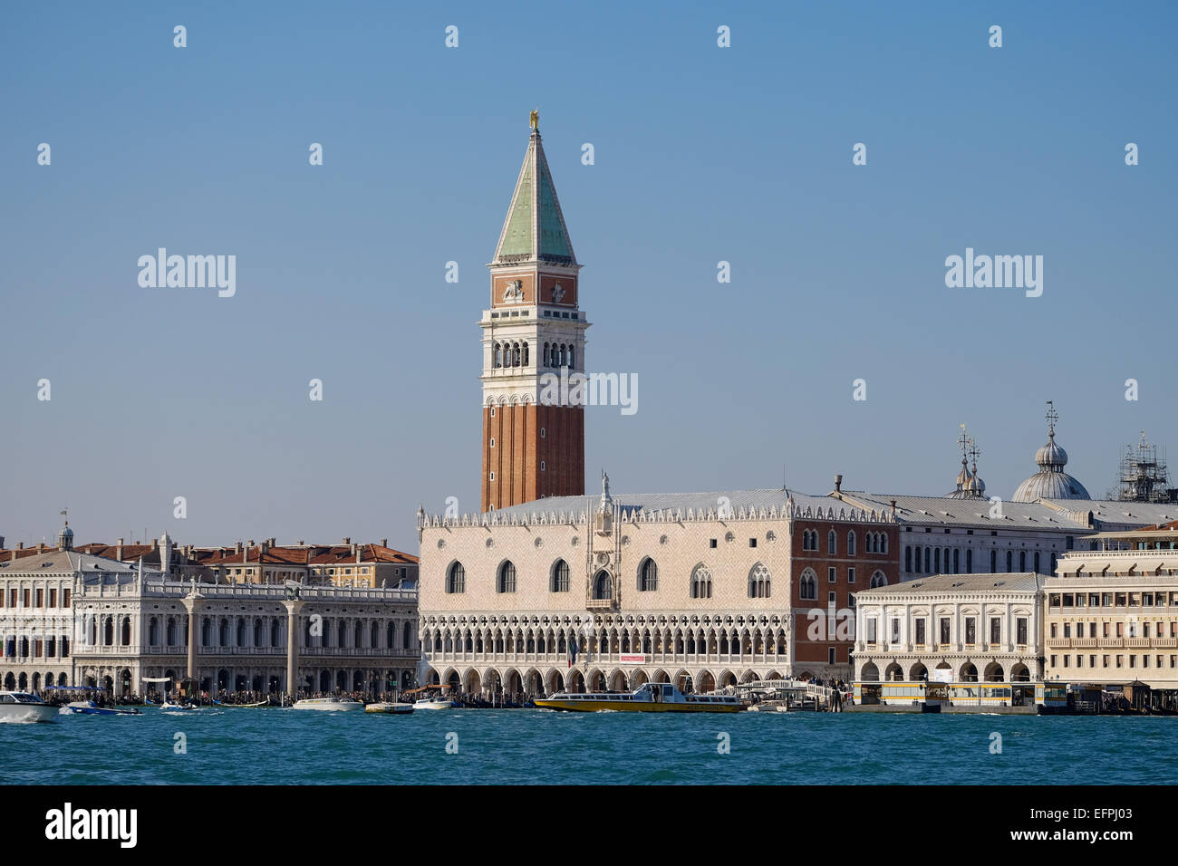 San Marco campanile (campanile) e Palazzo del Doge di Venezia, Sito Patrimonio Mondiale dell'UNESCO, Veneto, Italia, Europa Foto Stock