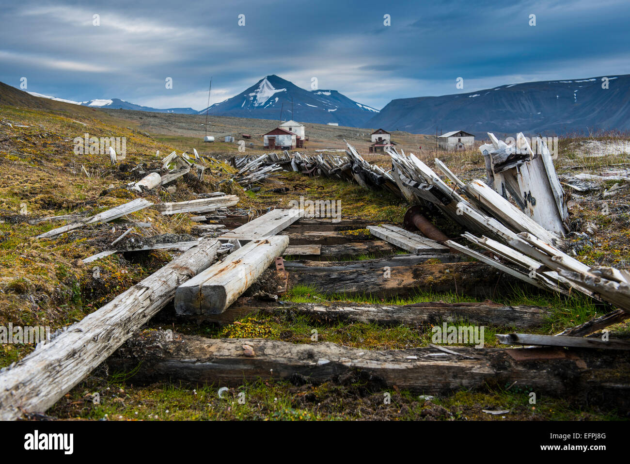 Treni di legno le tracce in russo abandonend miniera di carbone, Colesbukta, Svalbard artico, Norvegia, Scandinavia, Europa Foto Stock