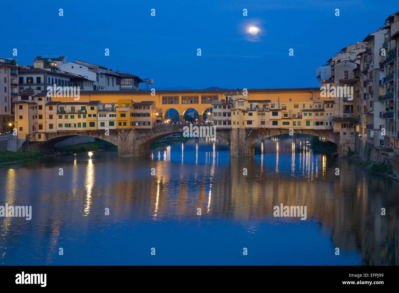 Ponte Vecchio ponte sul fiume Arno e luna piena, Firenze, Sito Patrimonio Mondiale dell'UNESCO, Toscana, Italia, Europa Foto Stock