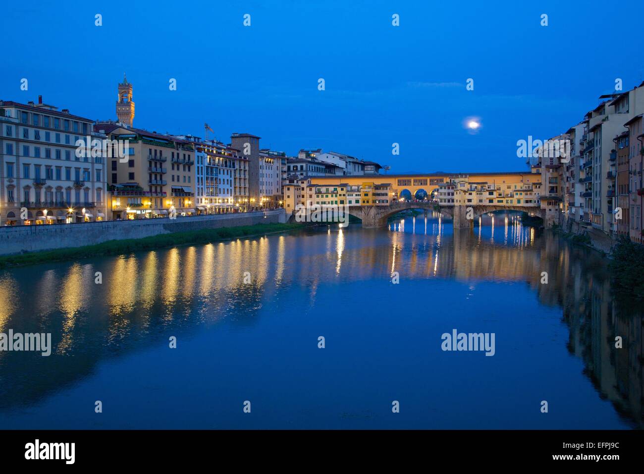 Ponte Vecchio ponte sul fiume Arno e luna piena, Firenze, Sito Patrimonio Mondiale dell'UNESCO, Toscana, Italia, Europa Foto Stock