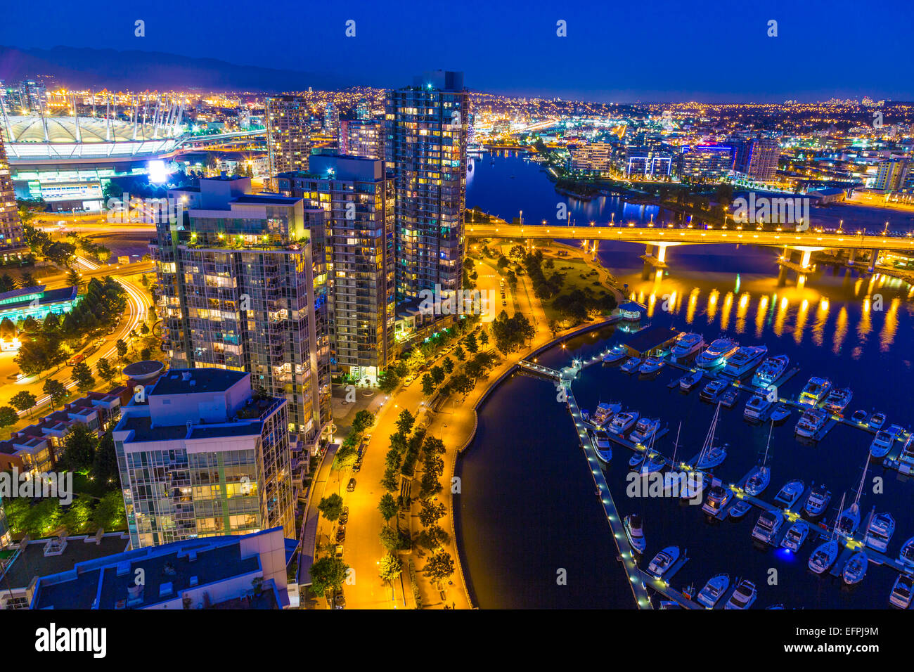 Vista aerea, al crepuscolo, mostrando Yaletown, downtown, False Creek, Cambie Street Bridge, Vancouver, British Columbia, Canada Foto Stock