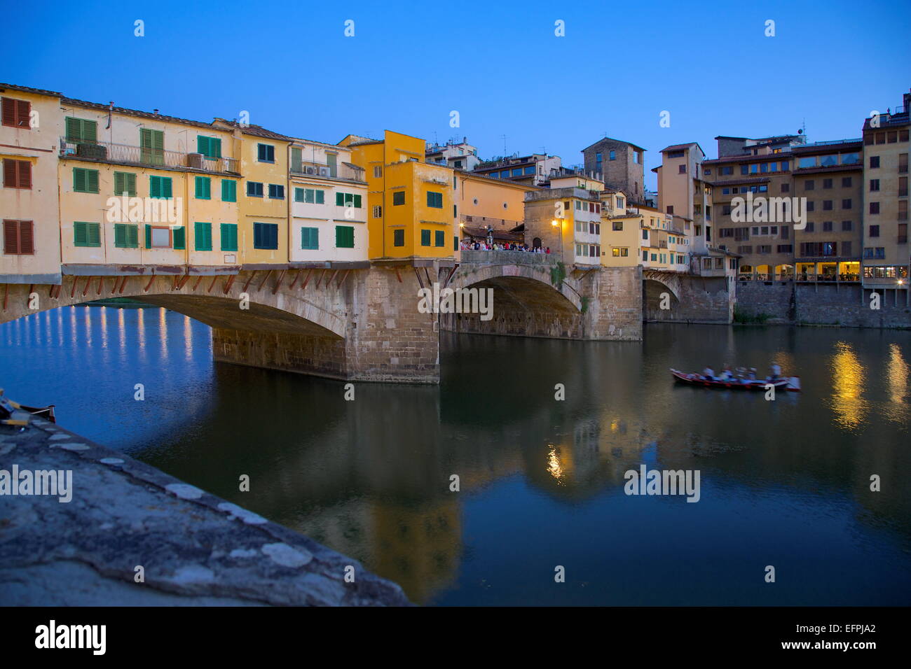 Ponte Vecchio oltre il fiume Arno al tramonto, Firenze, Sito Patrimonio Mondiale dell'UNESCO, Toscana, Italia, Europa Foto Stock