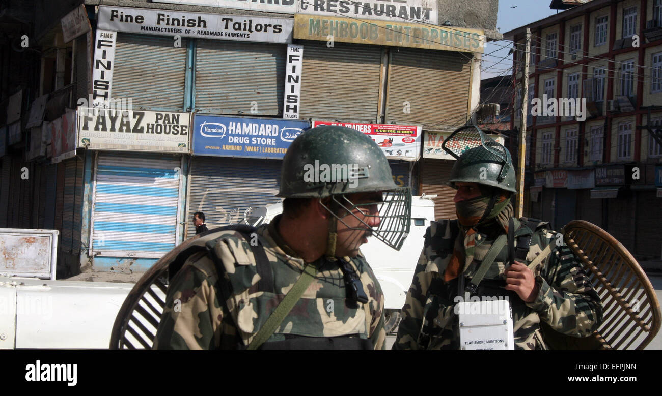 Srinagar, Indiano Kashmir amministrato:09 Febbraio un Indiano soldato paramilitare sta di guardia durante uno sciopero in Srinagar.centinaia di poliziotti armati e soldati paramilitari pattugliano la zona contesa del Kashmir dove anti-India separatisti chiamato uno sciopero per protestare contro il segreto esecuzione due anni fa di un ex ribelli del Kashmir e studente di medicina Mohammed Afzal Guru. Molti in questo principalmente regione musulmani credono guru non è stato dato un giudizio equo per le accuse di coinvolgimento in 2001 il Parlamento attentato che ha ucciso 14 persone, comprese cinque banditi Credito: Sofi Suhail/Alamy Live News Foto Stock