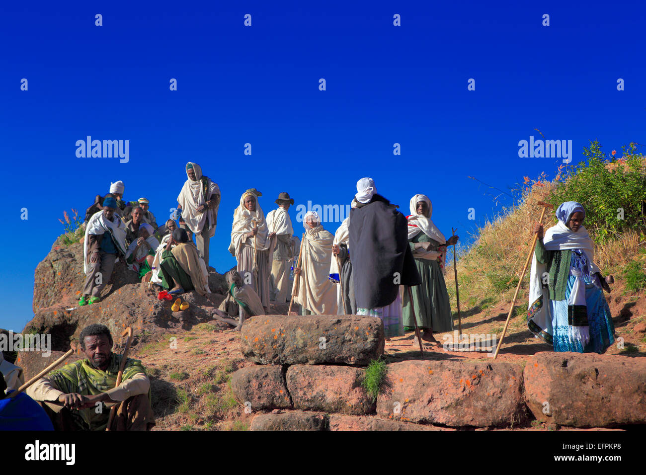 I pellegrini in attesa per l'ingresso al buio del tunnel, Lalibela, Amhara Region, Etiopia Foto Stock