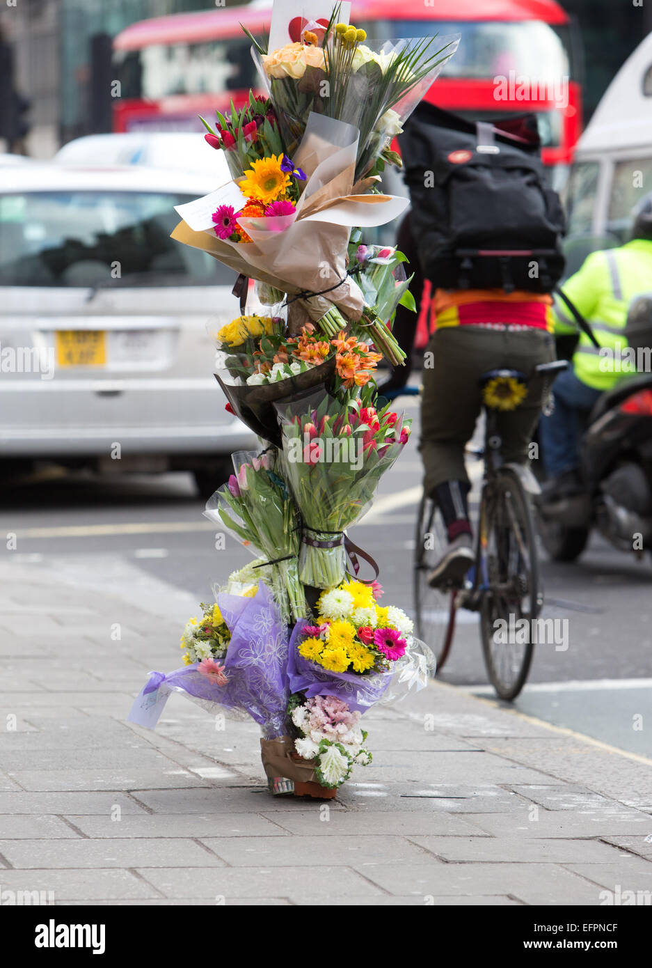 Omaggi floreali a sinistra alla scena di un ciclista fatale incidente nel centro di Londra Foto Stock