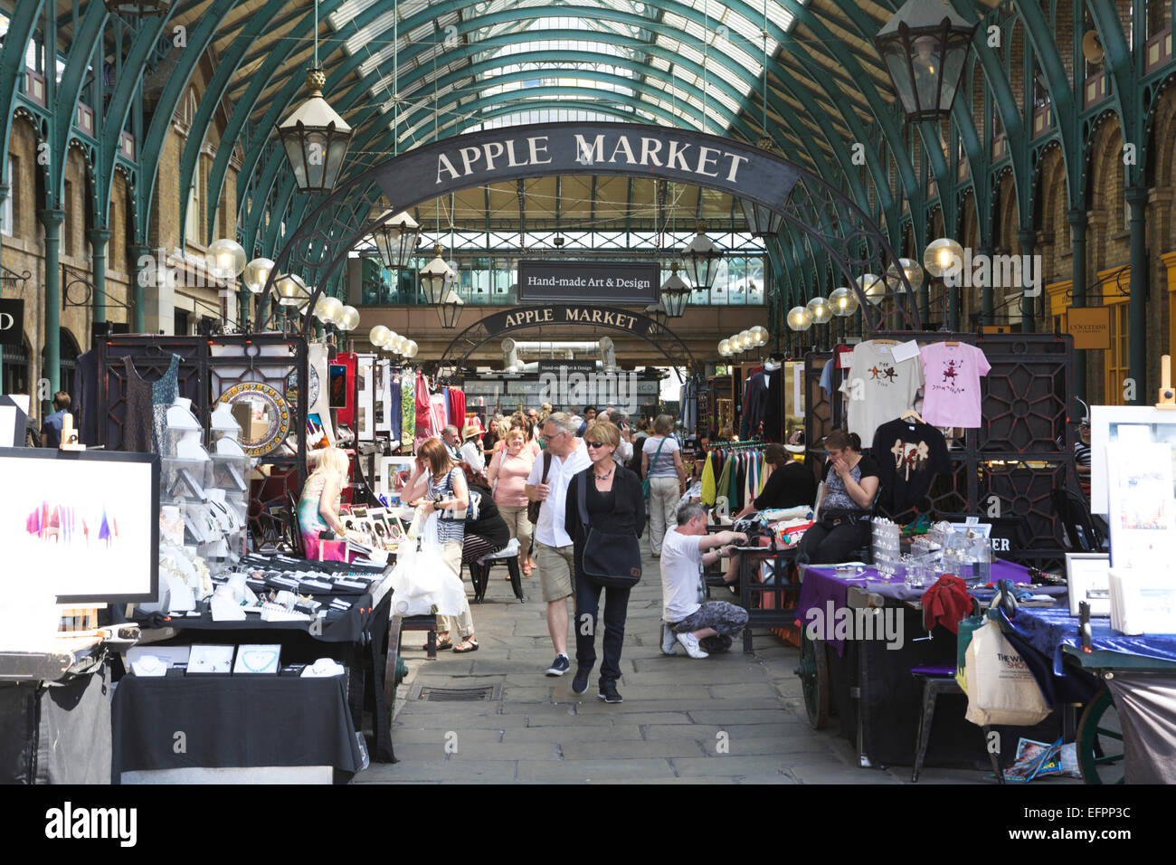 Covent Garden, Apple mercato, Londra, Regno Unito. Gli amanti dello shopping navigando le bancarelle del mercato. Foto Stock