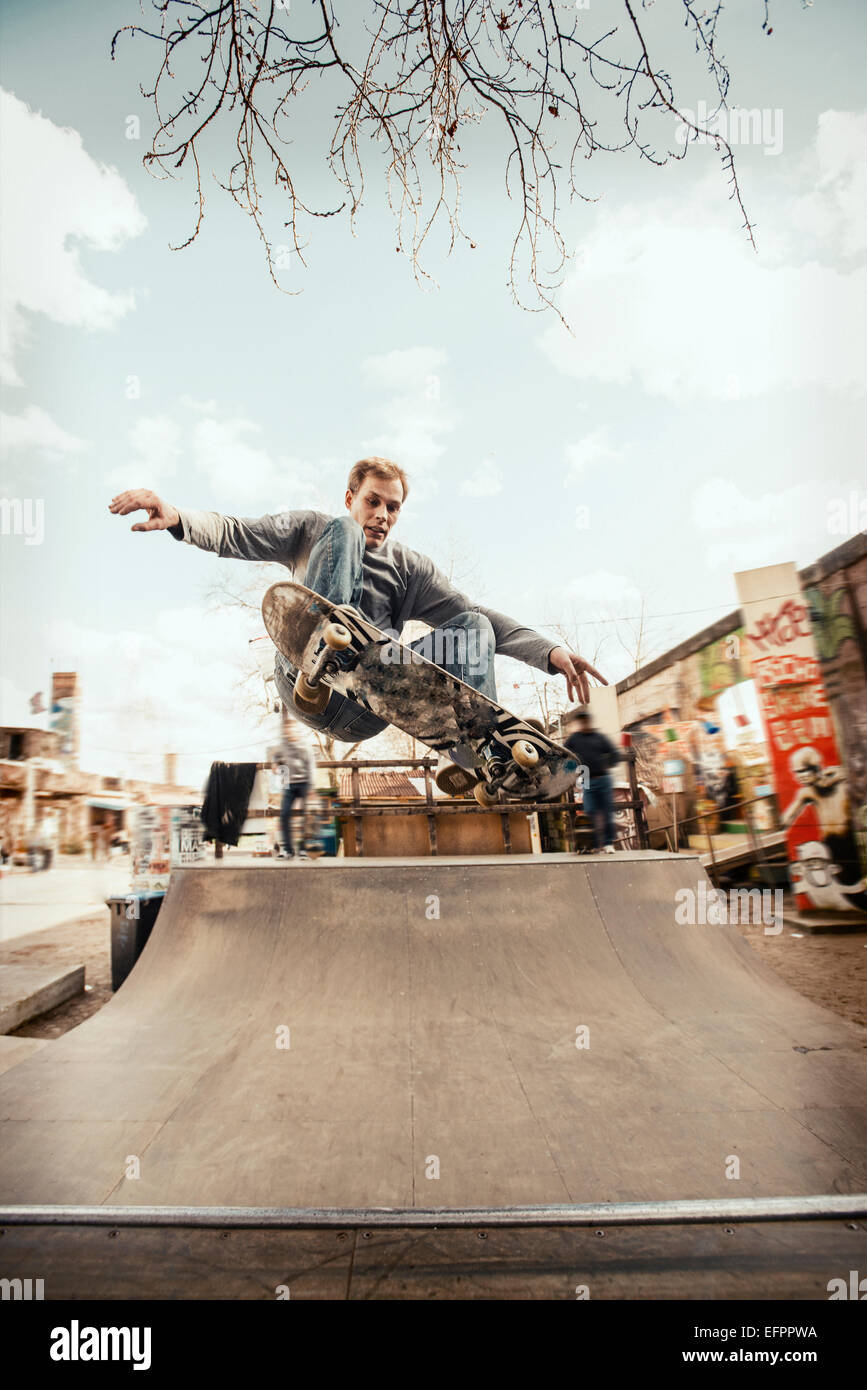 Lo skateboard su mini rampa, Ollie Frontside, Berlino, Germania Foto Stock