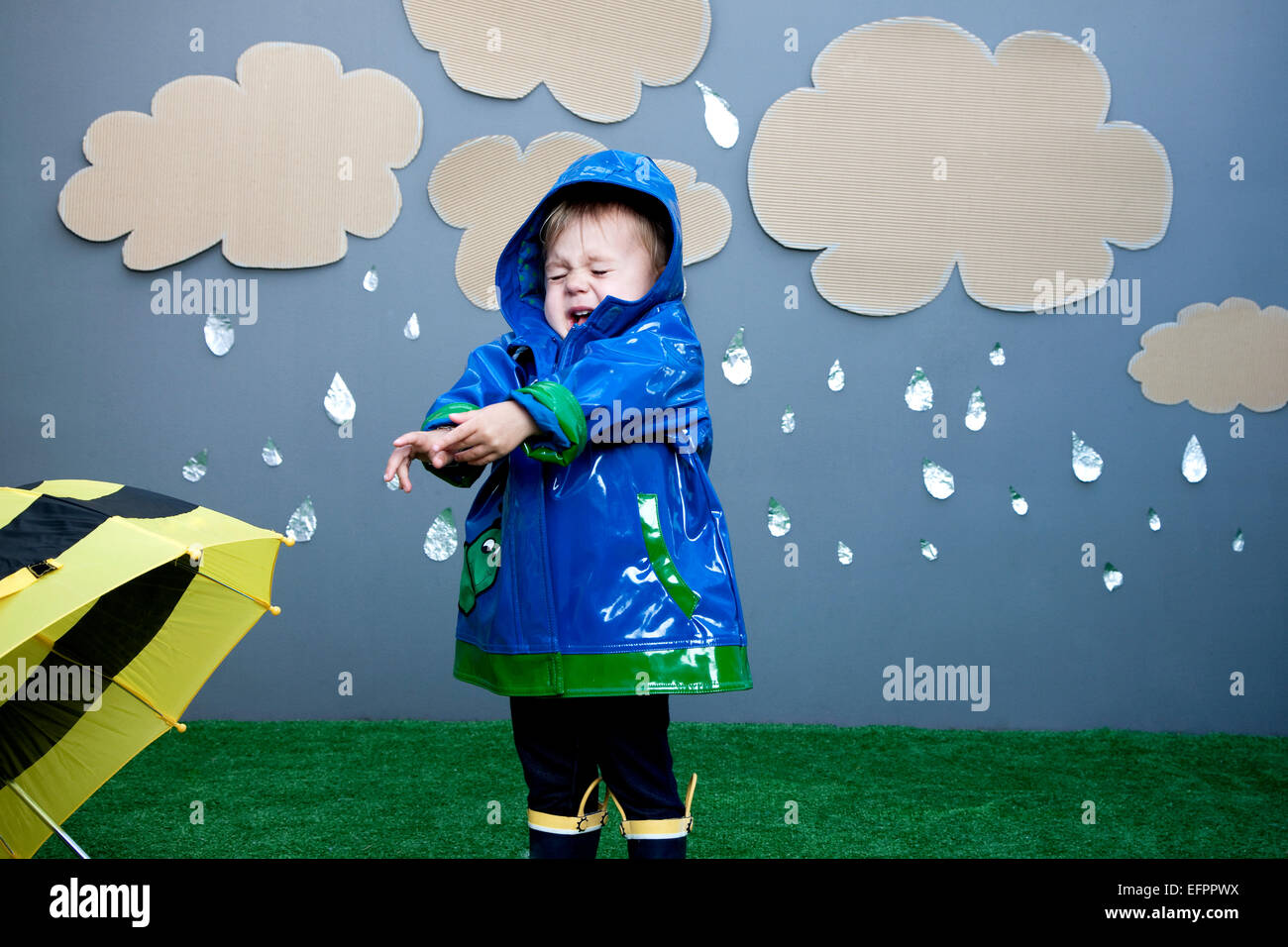 Bambina con ritagli di pioggia Foto Stock