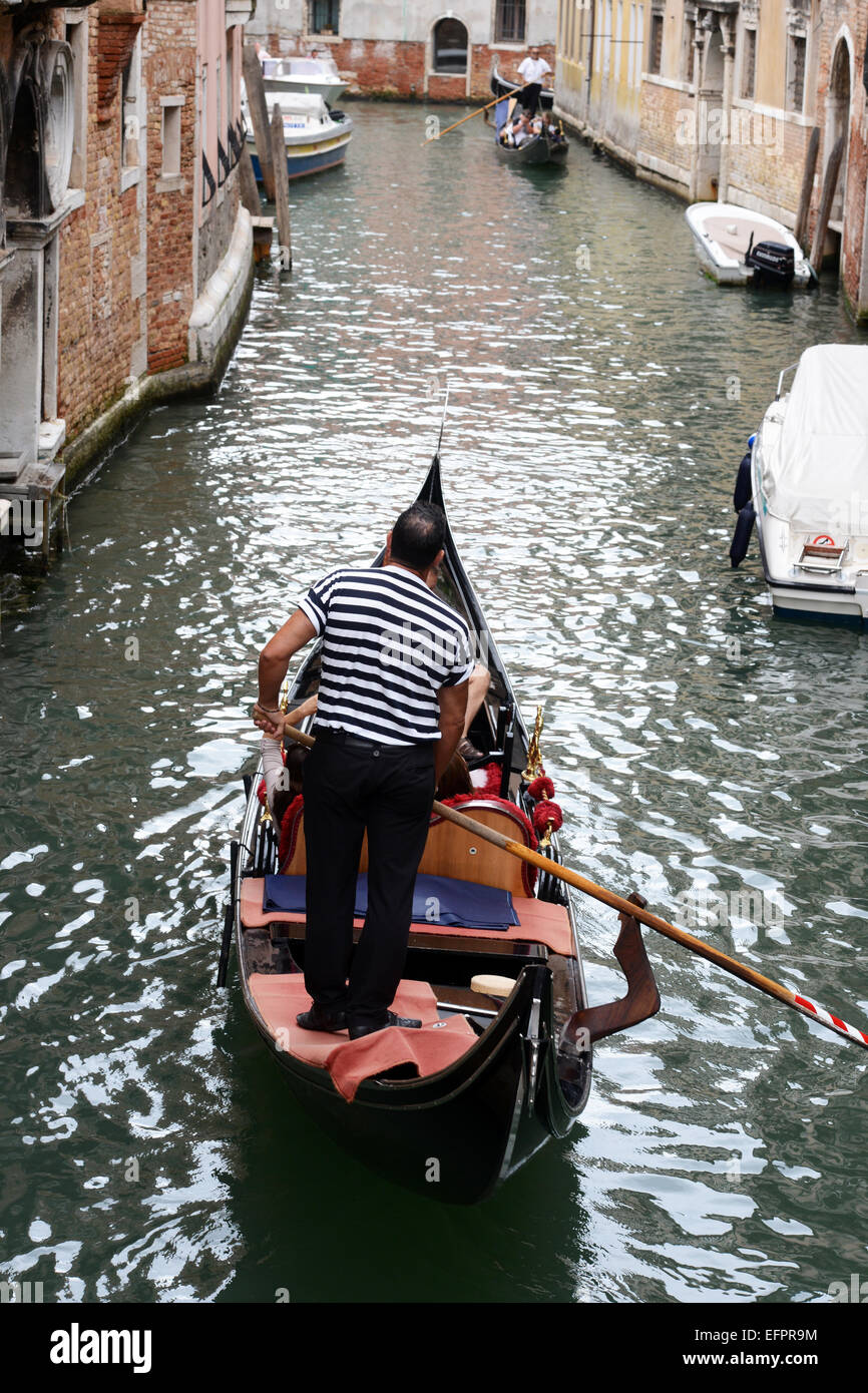 Gondole viaggiare fino ai canali di Venezia, Italia Foto Stock